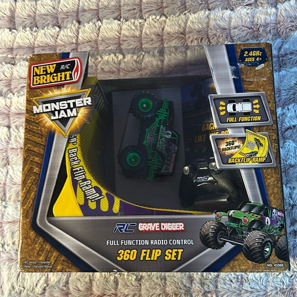New Bright Other - Monster Jam, Official Grave Digger Remote Control Monster Truck